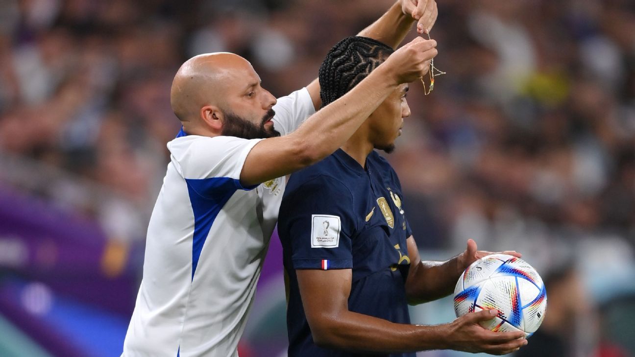 Técnico da França dá bronca em jogador no vestiário por uso de cordão na  Copa do Mundo, frança