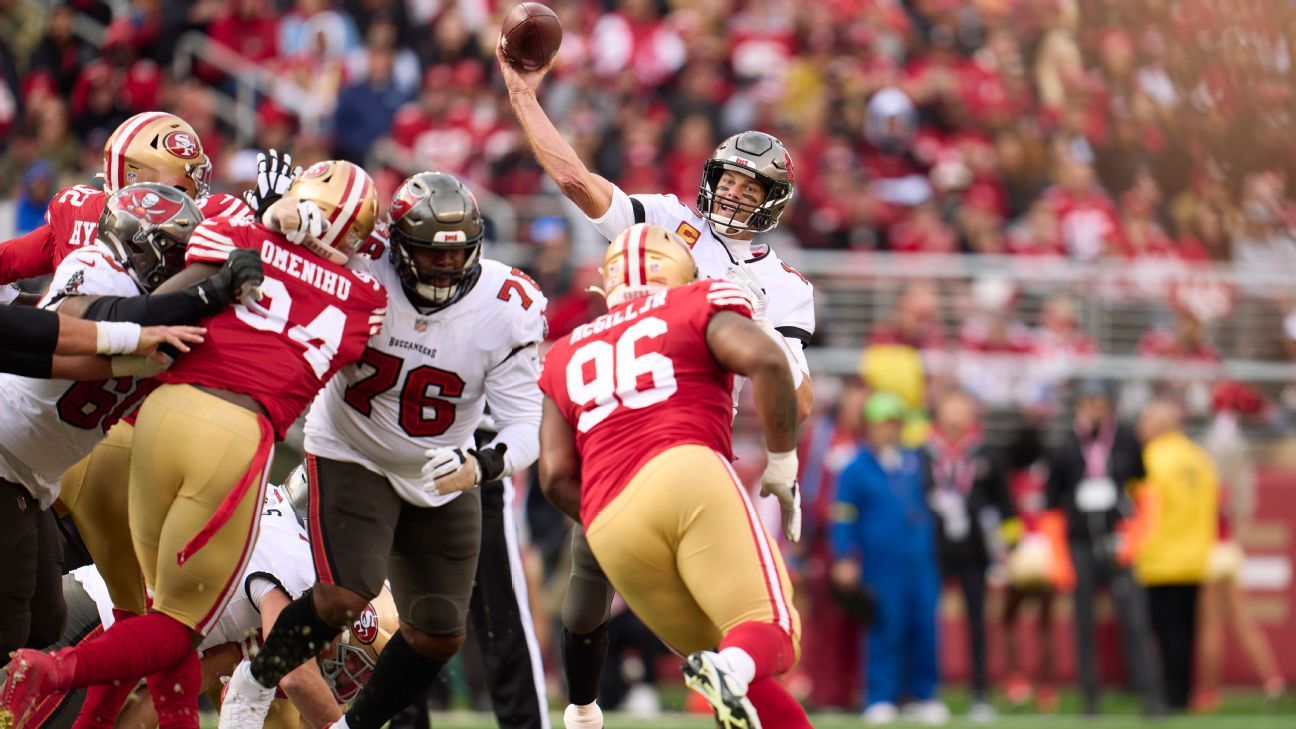 49ers linebacker Dre Greenlaw asks Tom Brady to autograph the ball