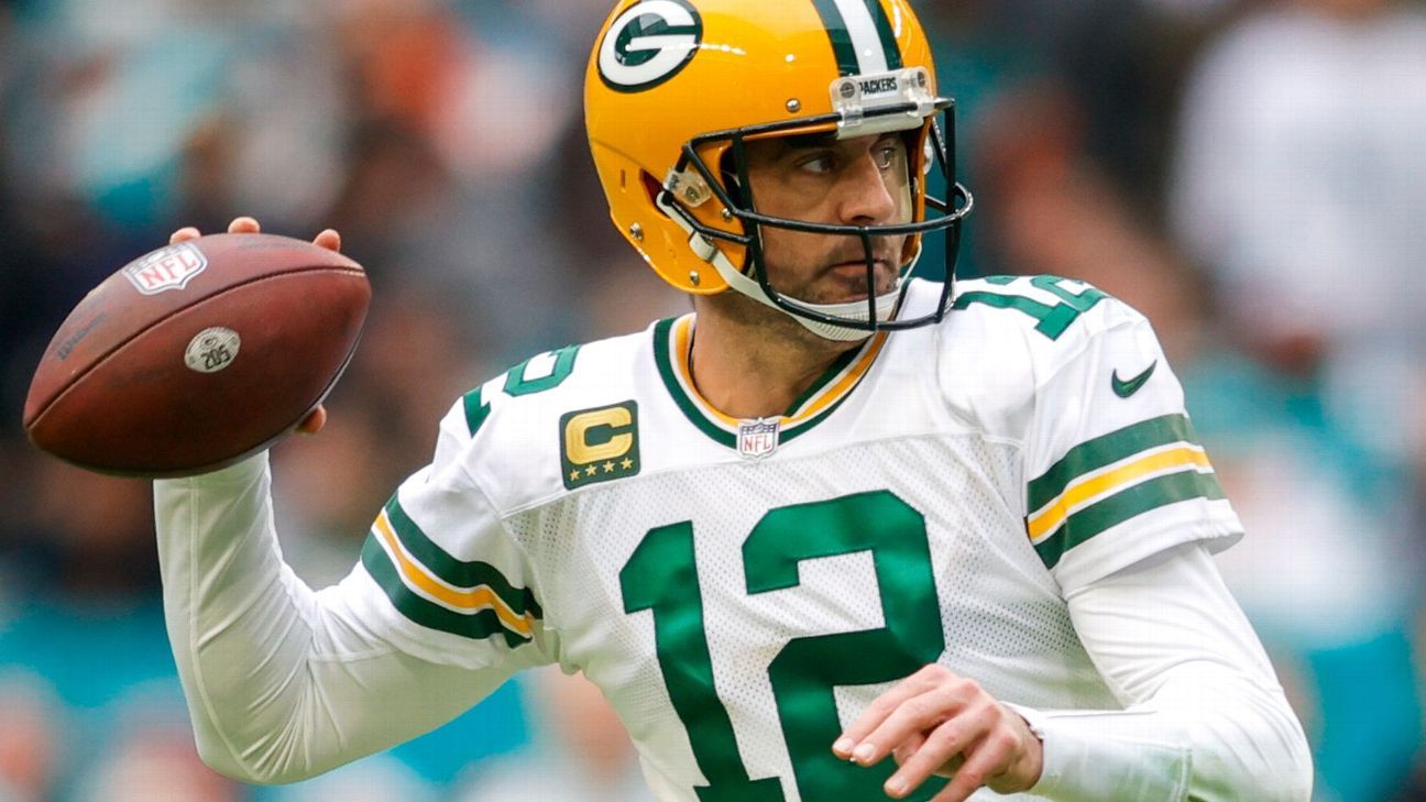 Aaron Rodgers says he will remain with Packers next season