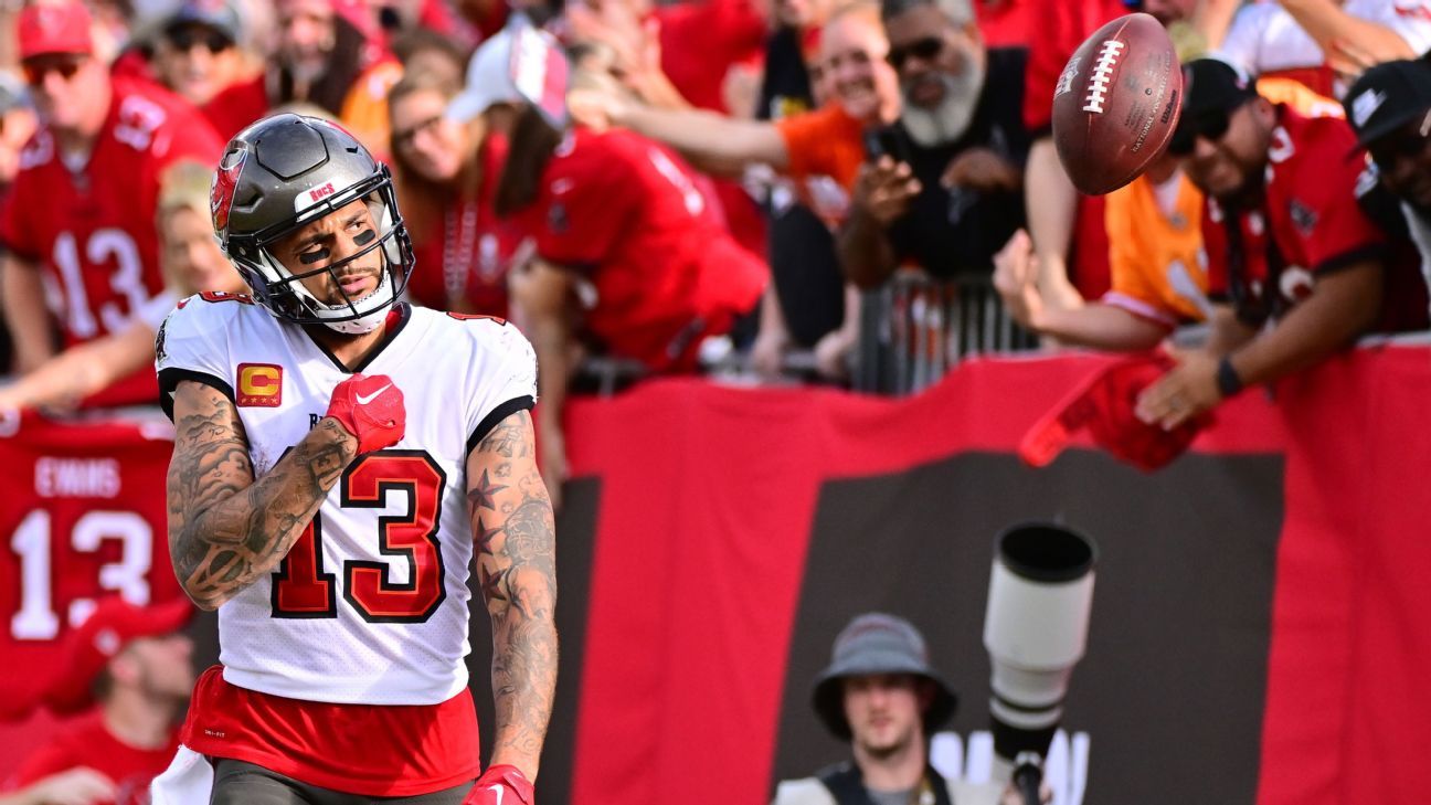 Tom Brady finds Mike Evans for 3 TDs as Bucs win NFC South