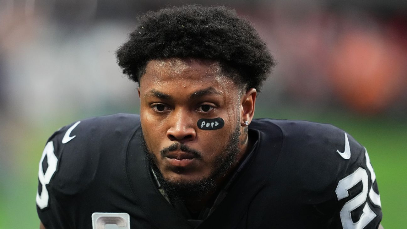 Raiders star Josh Jacobs, once homeless, bought his dad a house