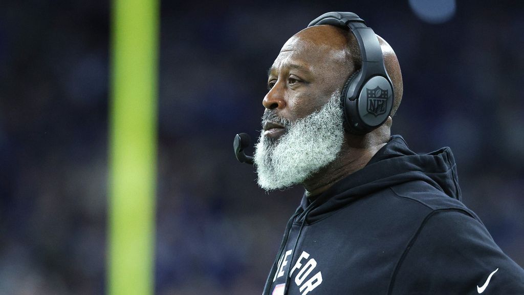 Houston, Texas, USA. 4th Dec, 2022. Houston Texans head coach Lovie Smith  during an NFL game between the Houston Texans and the Cleveland Browns on  Dec. 4, 2022, in Houston. The Browns