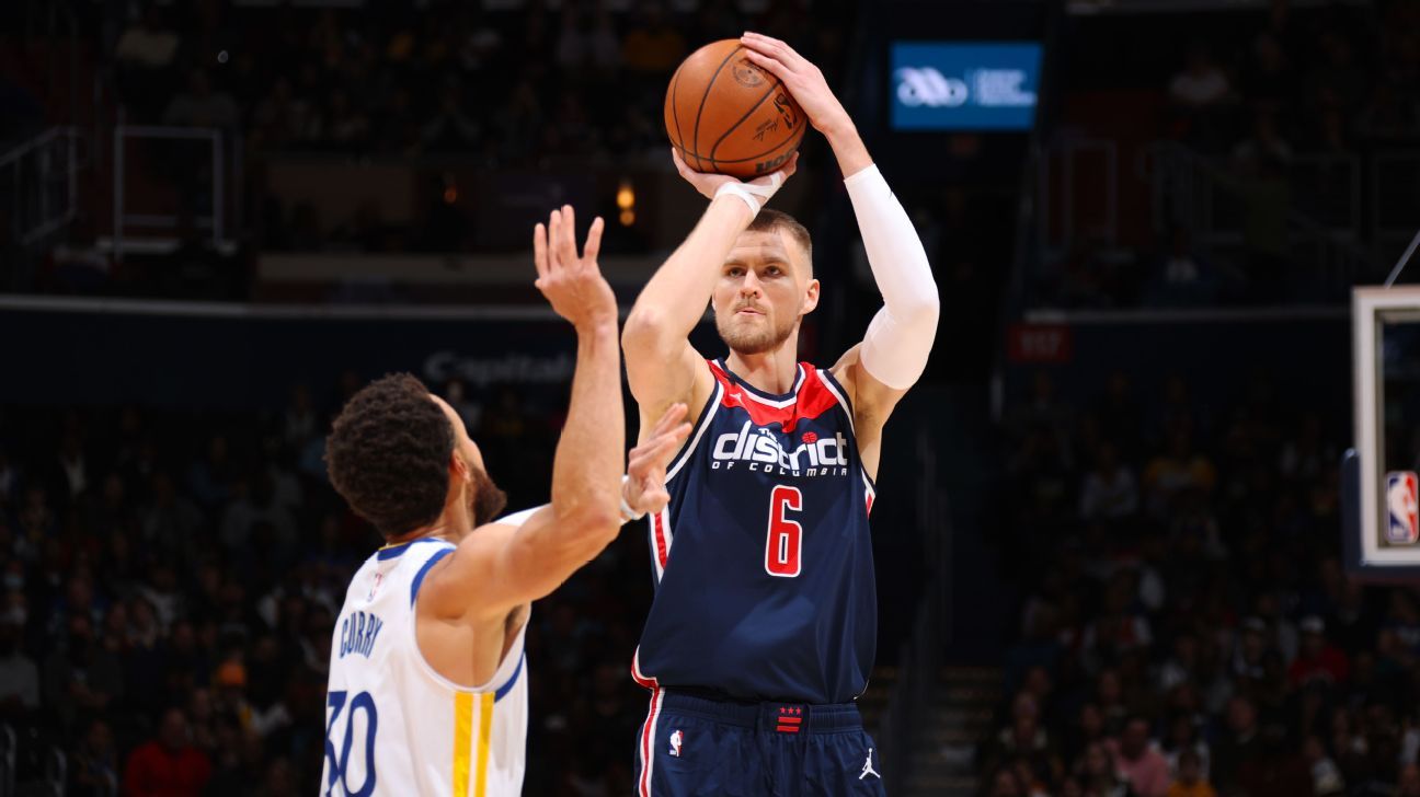 Philadelphia 76ers' Steven Hunter, right, blocks the shot of Los