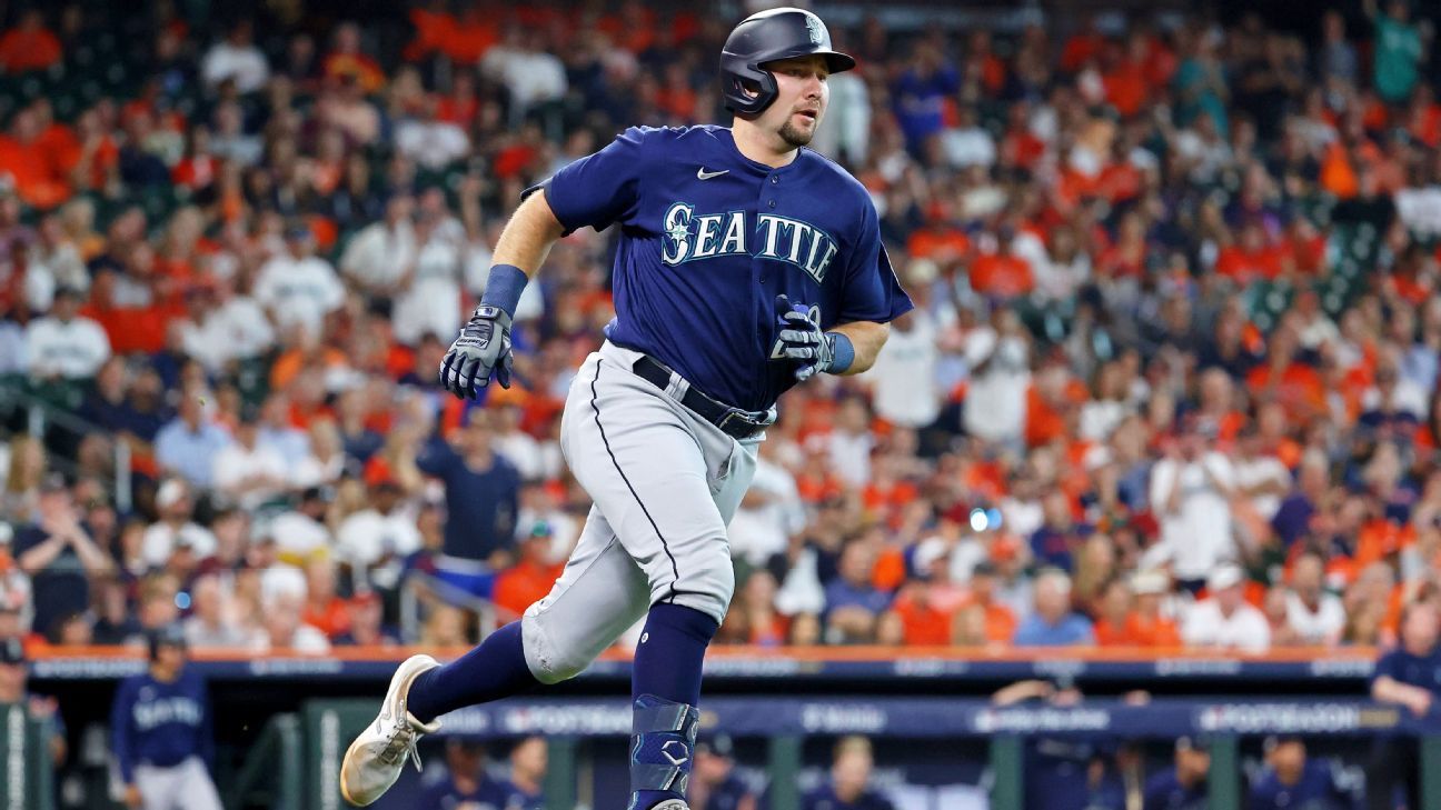 Mariners' Cal Raleigh calls out front office after season ends