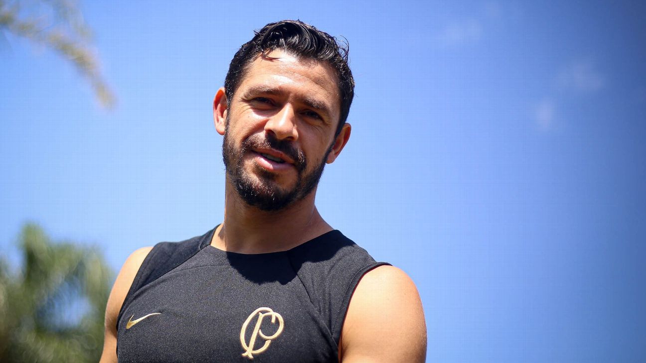 Santos acerta cotratação do meia Giuliano, ex-Corinthians