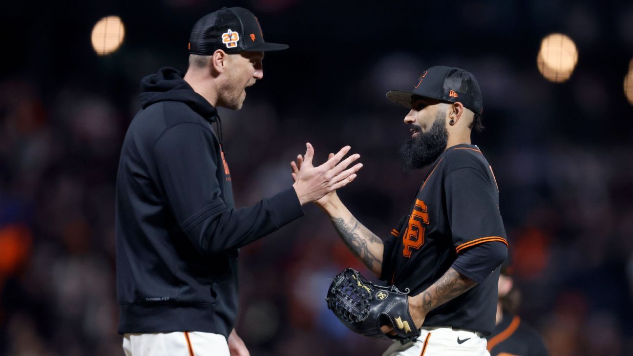 Sergio Romo pitches for last time, gets curtain call amid final exit - ESPN