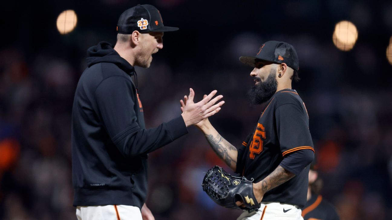 Sergio Romo pitches for last time, gets curtain call amid final