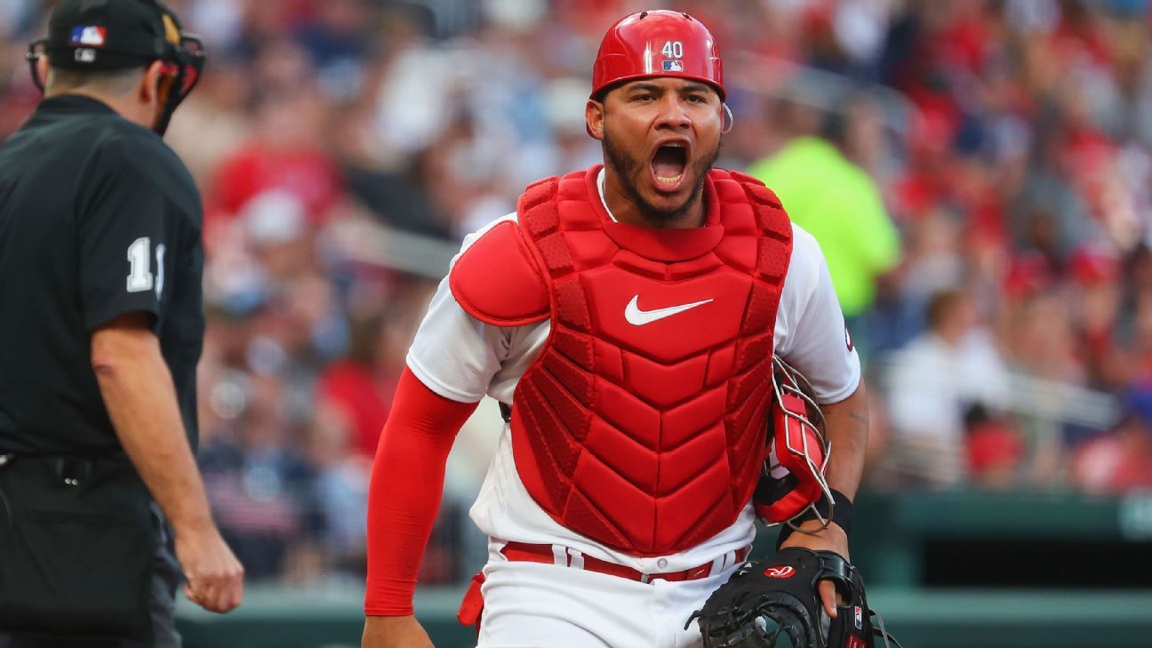 Chicago catcher Willson Contreras prepares to throw to second base