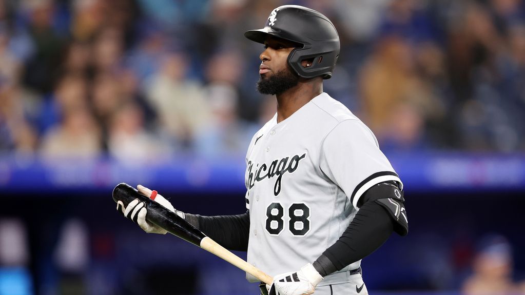 Luis Robert Jr. exits White Sox' victory over Yankees with sprained finger  - Chicago Sun-Times