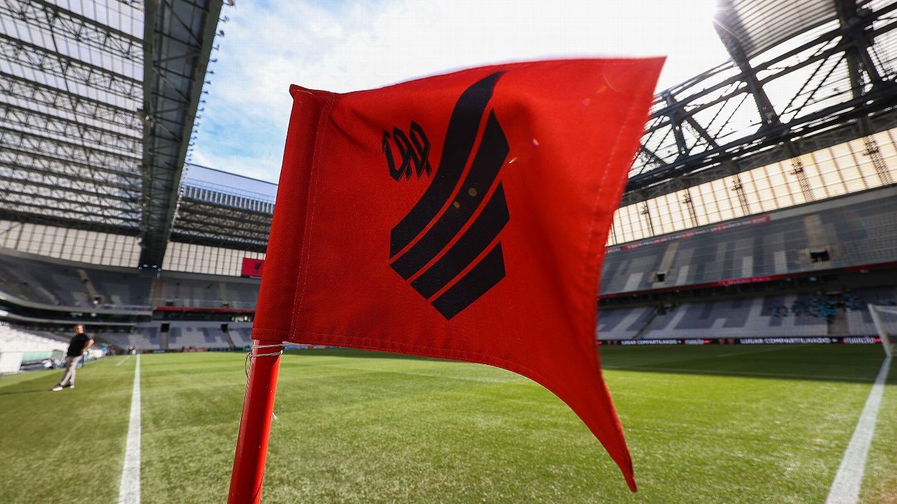 Athletico-PR anuncia ex-Flamengo como reforço para a temporada