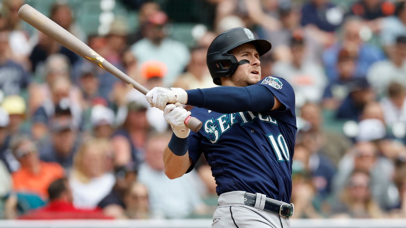 A day later, Jarred Kelenic arrives: Rookie gets 3 hits in