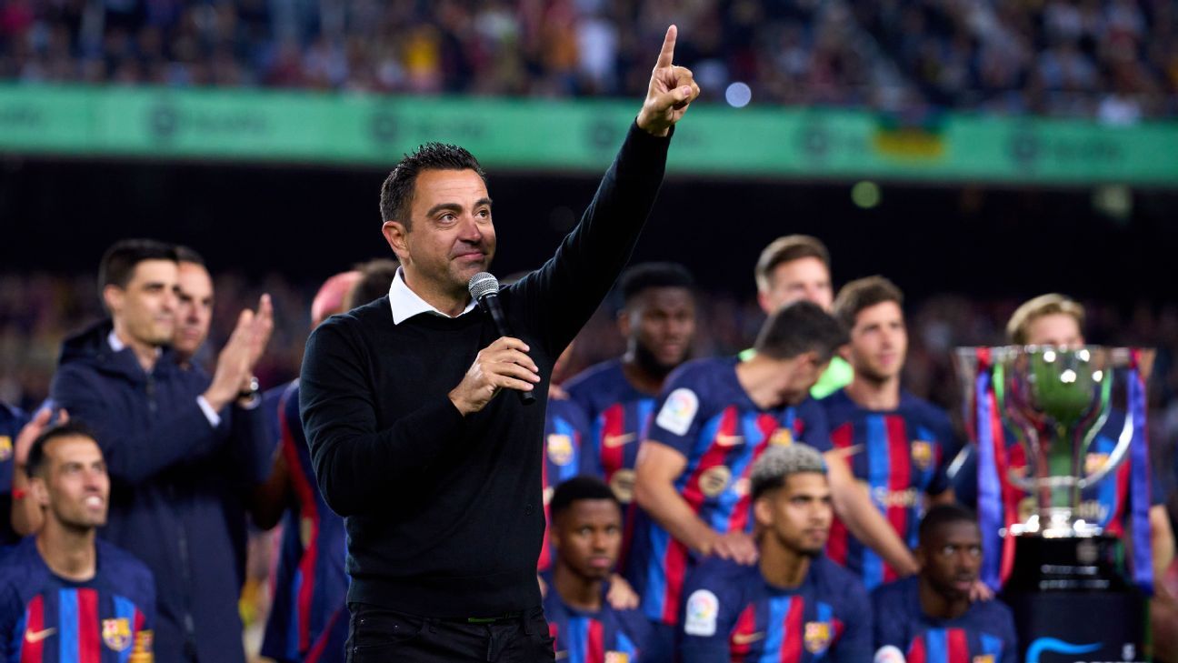 Sources: Xavi signs 1-year extension with Barca