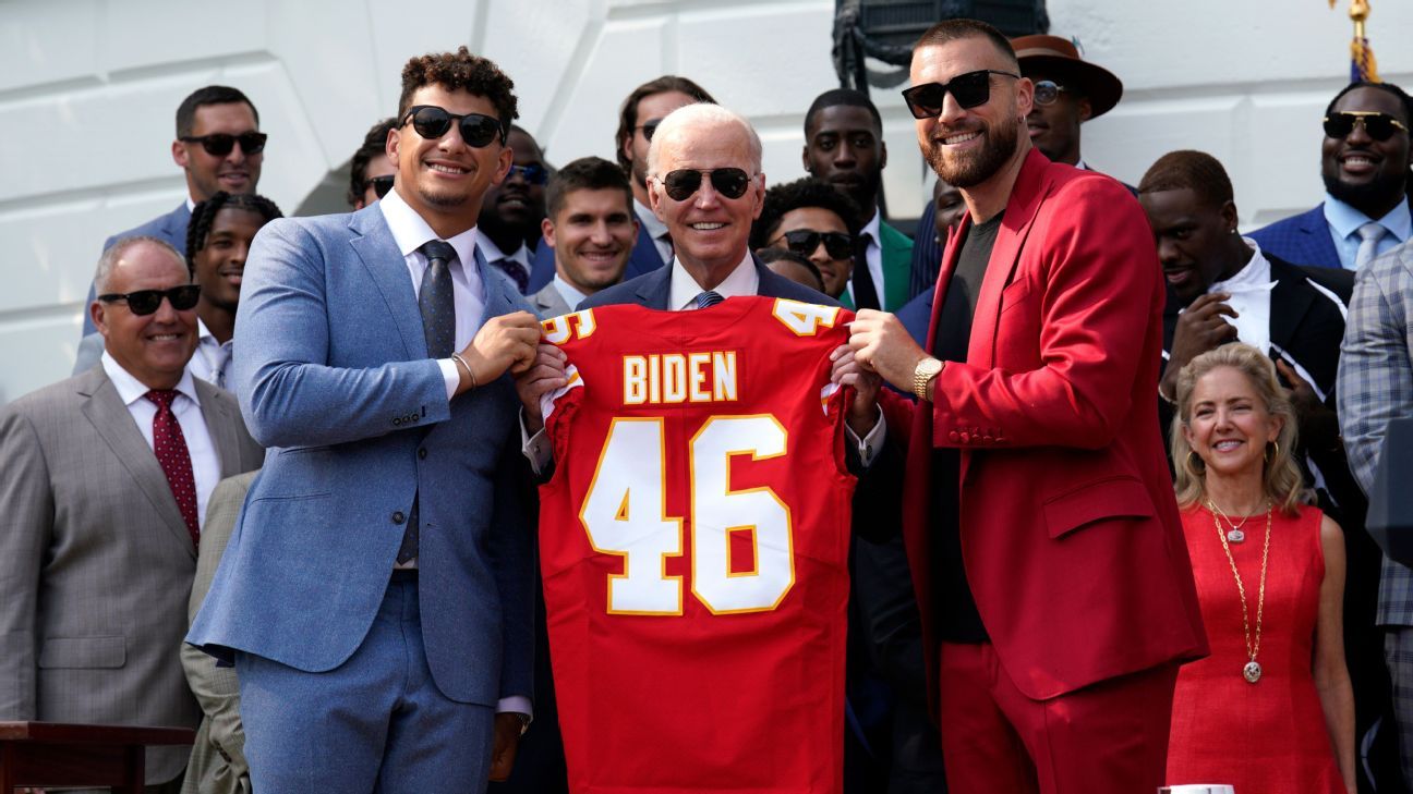 Patrick Mahomes, Travis Kelce give Joe Biden with No. 46 Chiefs jersey