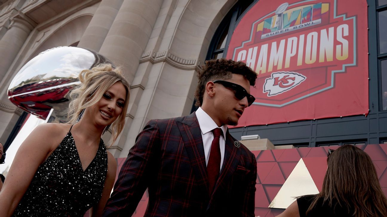 Chiefs unveil Super Bowl rings, Patrick Mahomes celebrates one