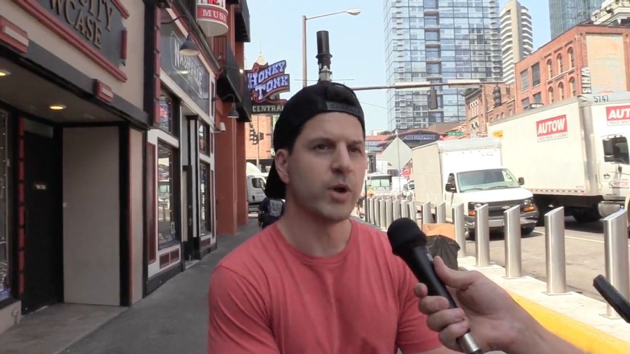 Entrevue virale avec le directeur général des Blackhawks de Chicago : Un homme de la rue révélé