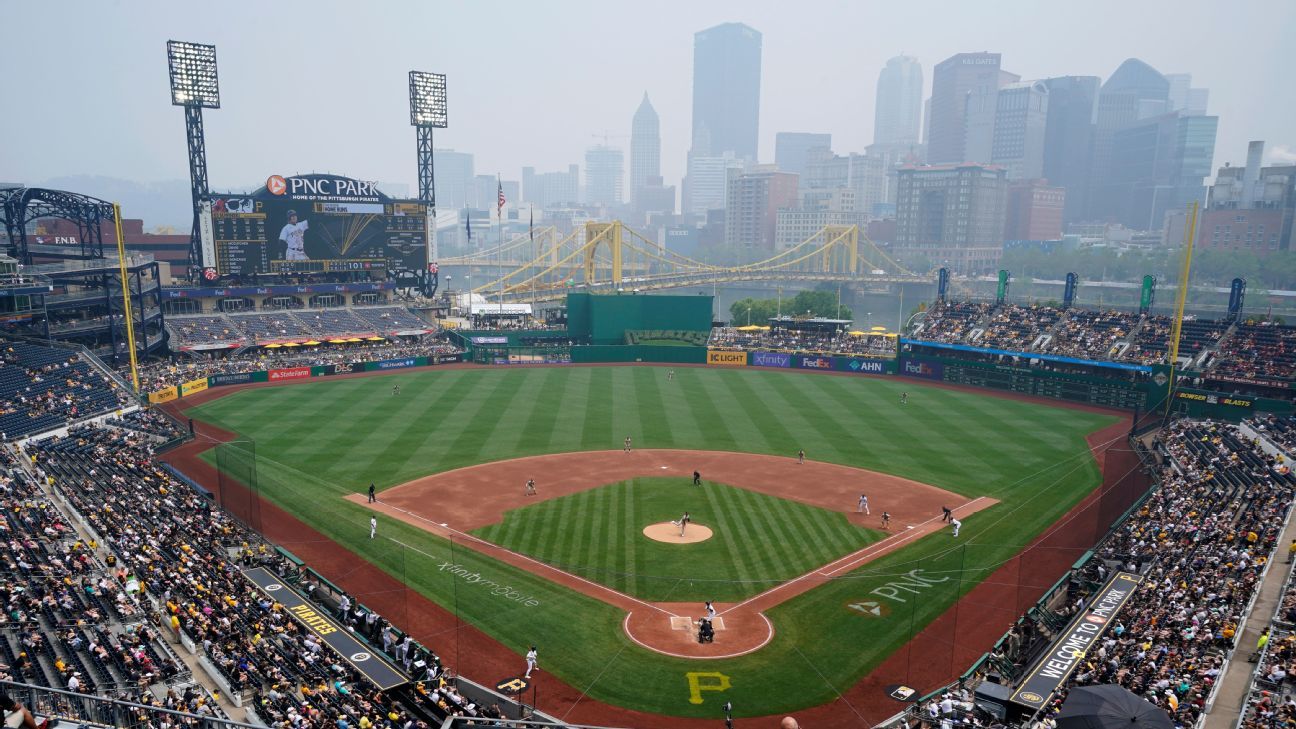 Andrew McCutchen wears mask as Pirates, Padres play after smoke delay:  'It's not healthy for anybody