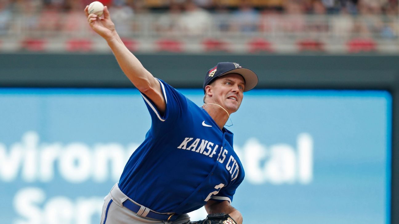 Photo: Royals Zack Greinke Pitches Against the Twins on Opening