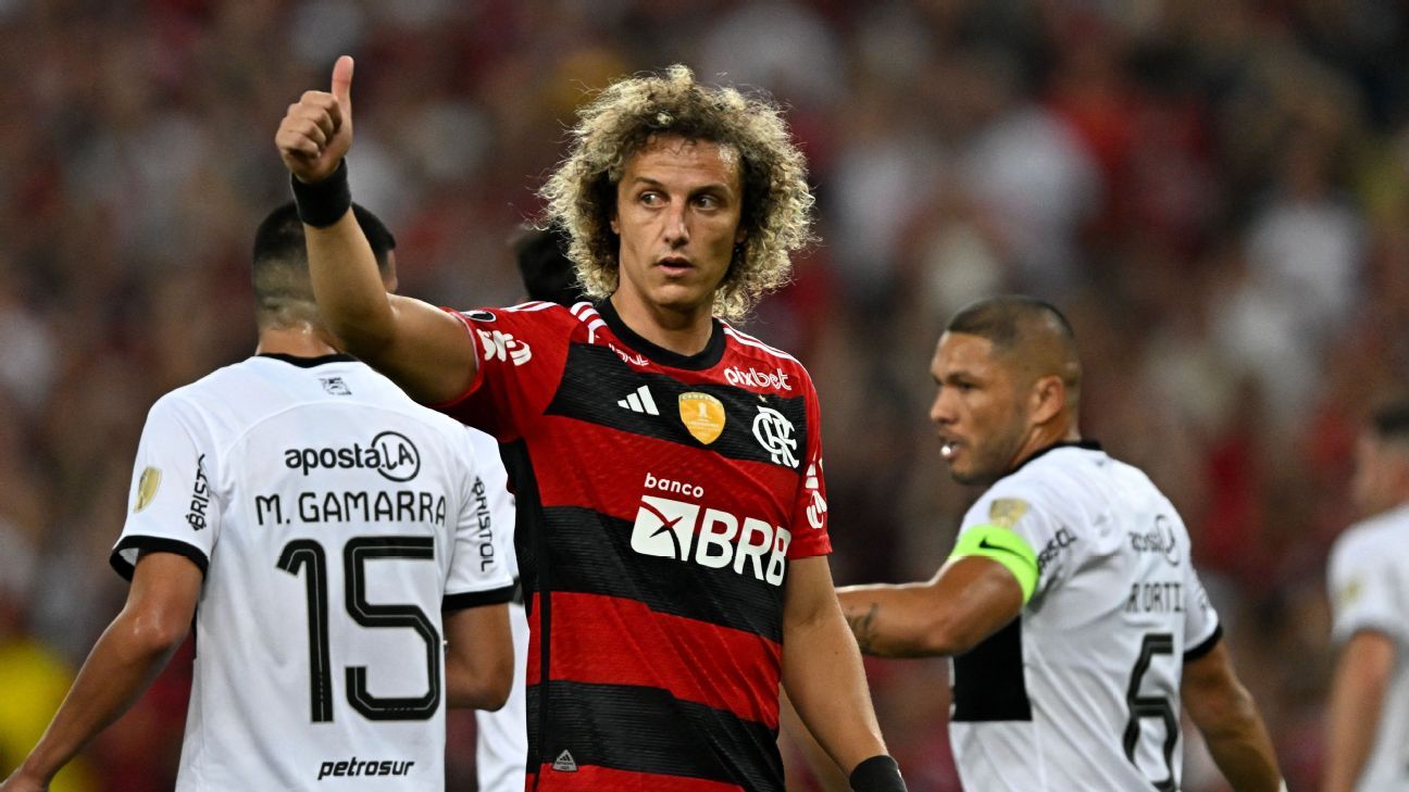 Vasco avalia situação de David Luiz após saída do Flamengo