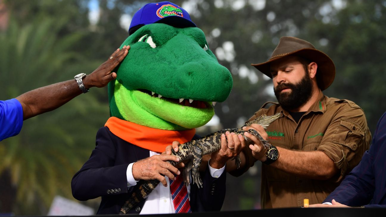 Which mascot head did Lee Corso pick between Ohio State football