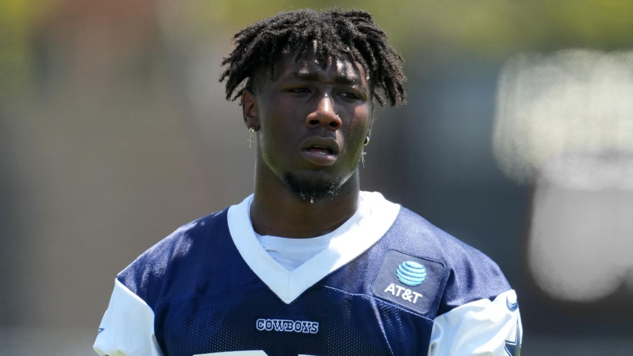 DeMarvion Overshown injures knee during Cowboys game