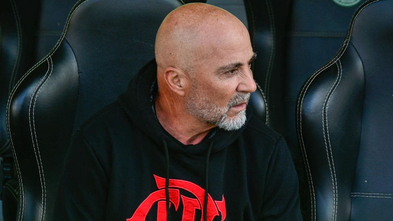 Alfinetada? Jogador do Flamengo curte post de demissão de Sampaoli