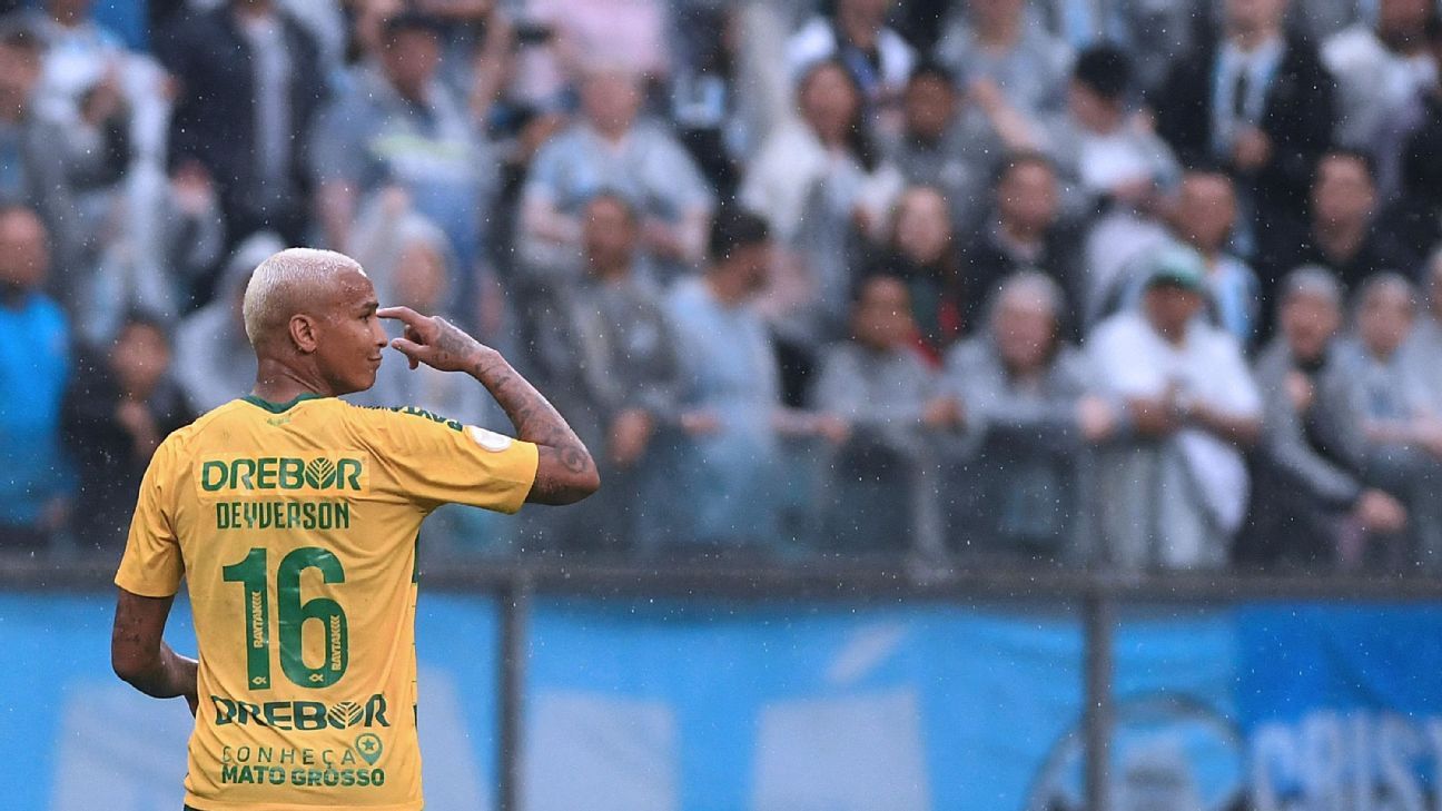 Deyverson conta como foi enfrentar padrinho de casamento pelo Grêmio: Precário