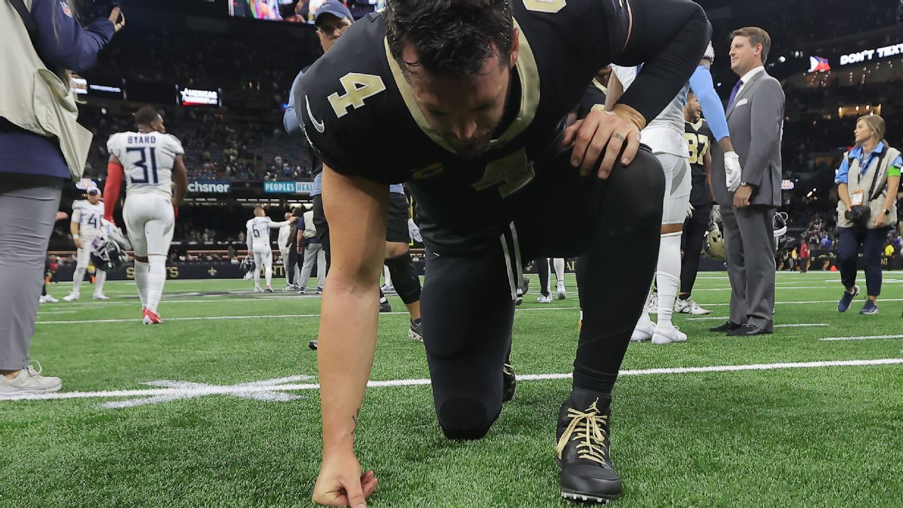 Steph Curry dons a Derek Carr jersey after his Panthers lose to