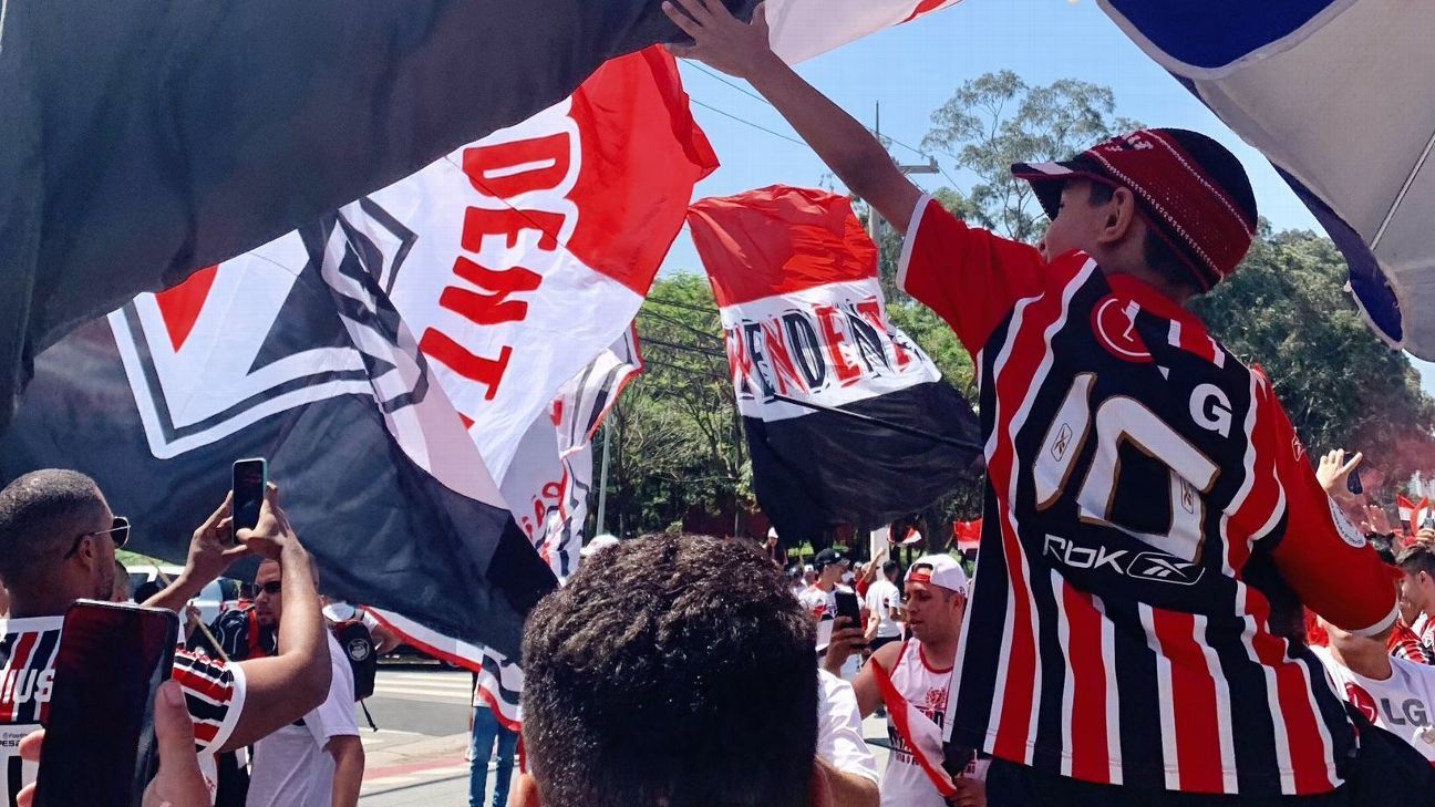 Torcida do São Paulo faz grande festa antes de viagem do time para final da Copa do Brasil