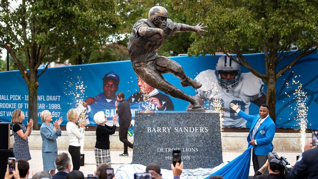 Detroit Lions unveil Barry Sanders statue at Ford Field