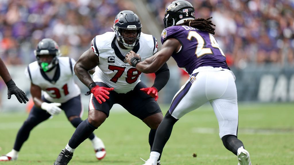 Rookie Michael Deiter Seamlessly Slides Into Left Tackle