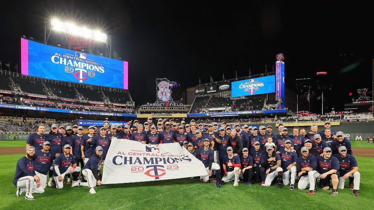 Twins win first playoff game since 2004