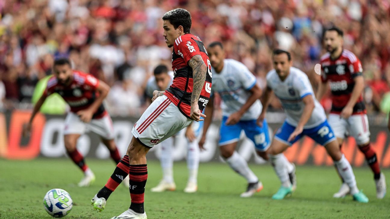 Pênalti onde?: torcedores do Flamengo se revoltam com arbitragem