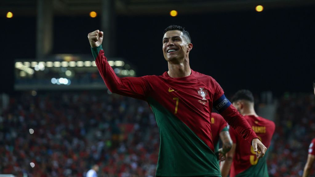 Cristiano Ronaldo faz 2 gols, Portugal vence a Eslováquia e se