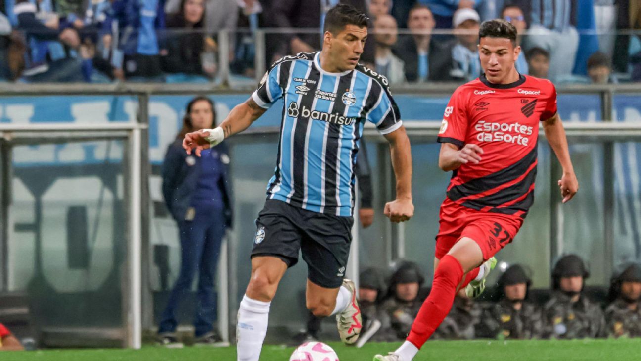 Athletico-PR vira no fim sobre o Grêmio, que se complica na luta pelo título do Brasileirão