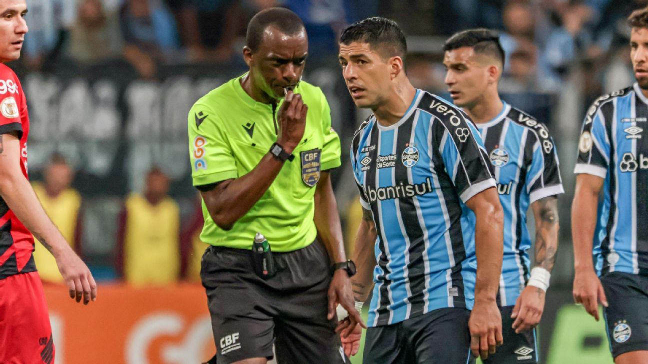 Suárez detona arbitragem horrível do Brasil em derrota do Grêmio na Arena
