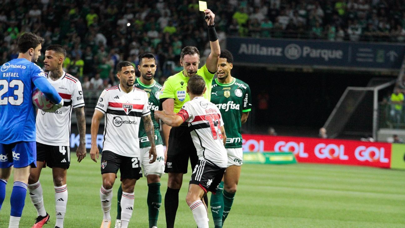 Arbitragem de Raphael Claus gera polêmicas em jogos entre Palmeiras e São Paulo