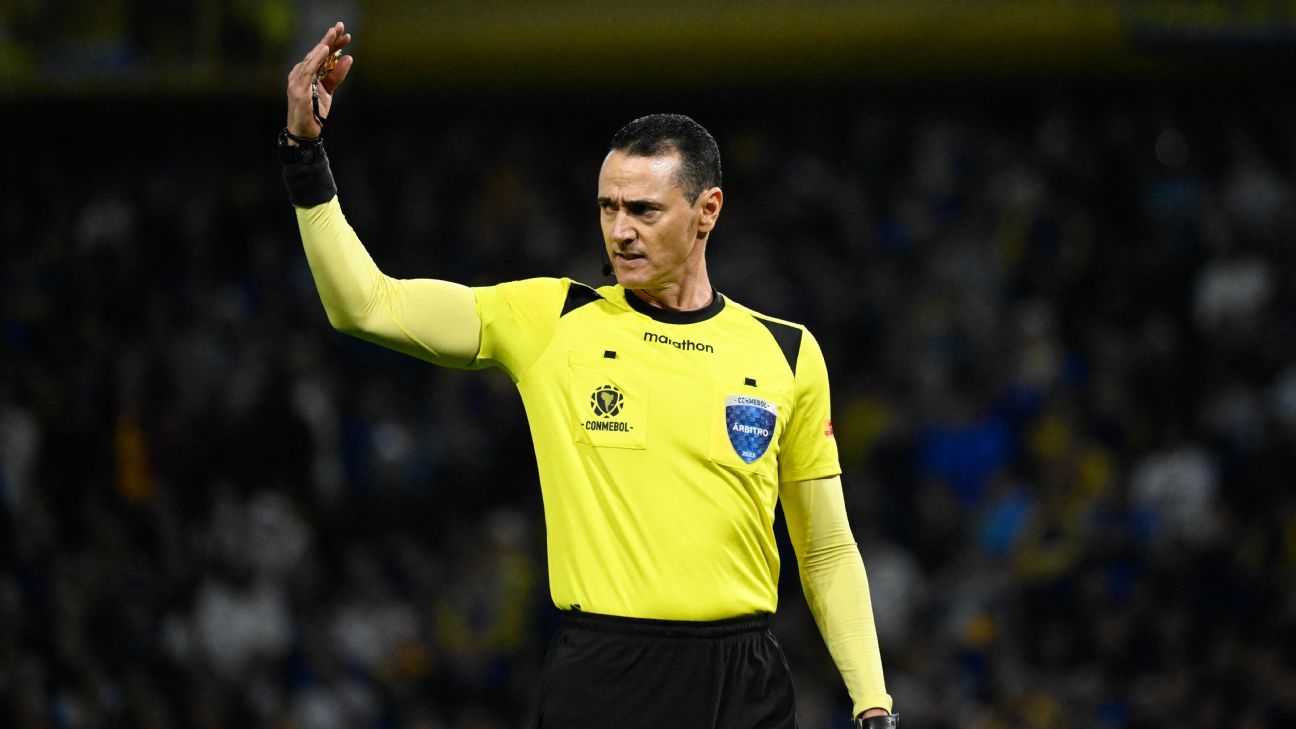 Árbitro de Palmeiras x LDU deu 'show' de cartões na Libertadores, passou 'sufoco' na Colômbia e citou Eduardo Galeano