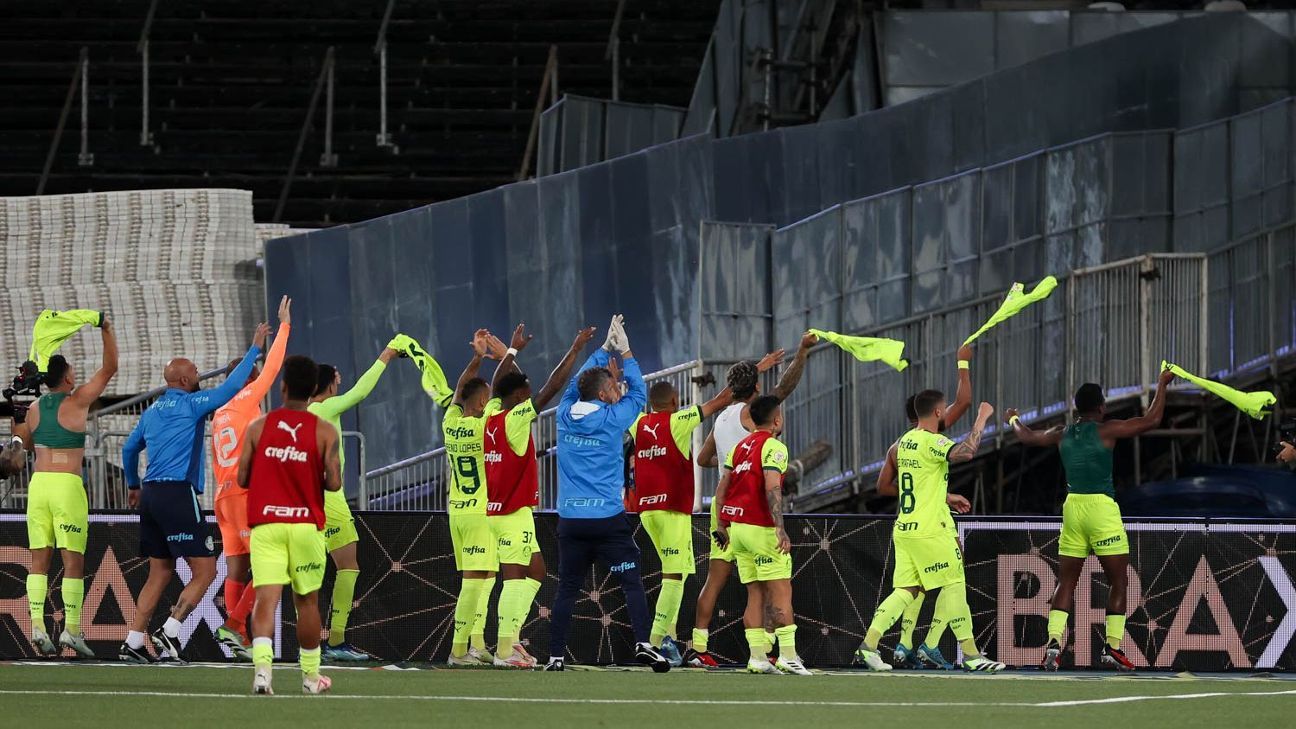 Jogadores do Palmeiras colocam música na saída de estádio, irritam funcionário do Botafogo, e até Textor reage