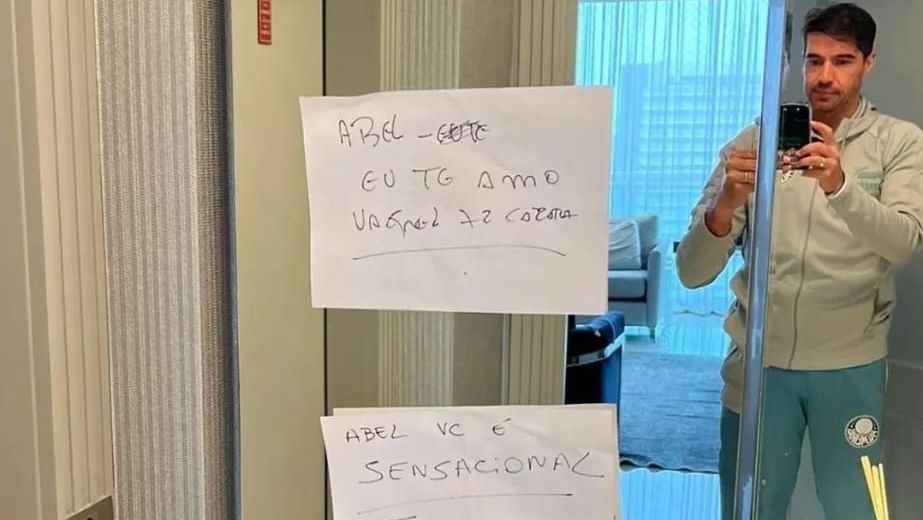 Abel Ferreira mostra bilhetes que recebeu em prédio onde mora após virada épica do Palmeiras: 