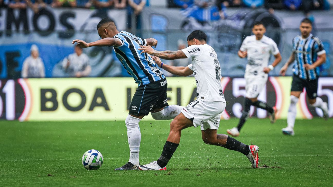 Gerente do Corinthians se revolta por pênalti não marcado e tenta invadir sala do VAR na Arena do Grêmio; repórter acusa agressão