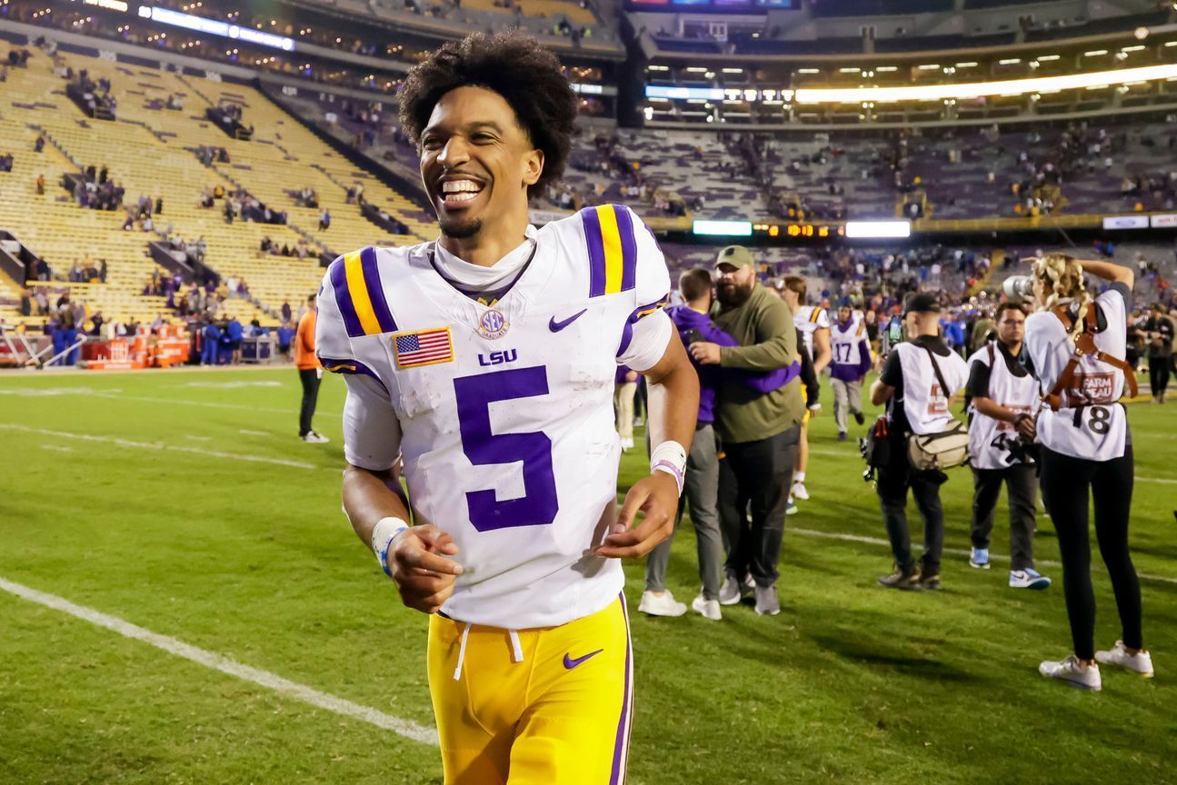 LSU QB Jayden Daniels يتصدر الملعب ليفوز بكأس Heisman