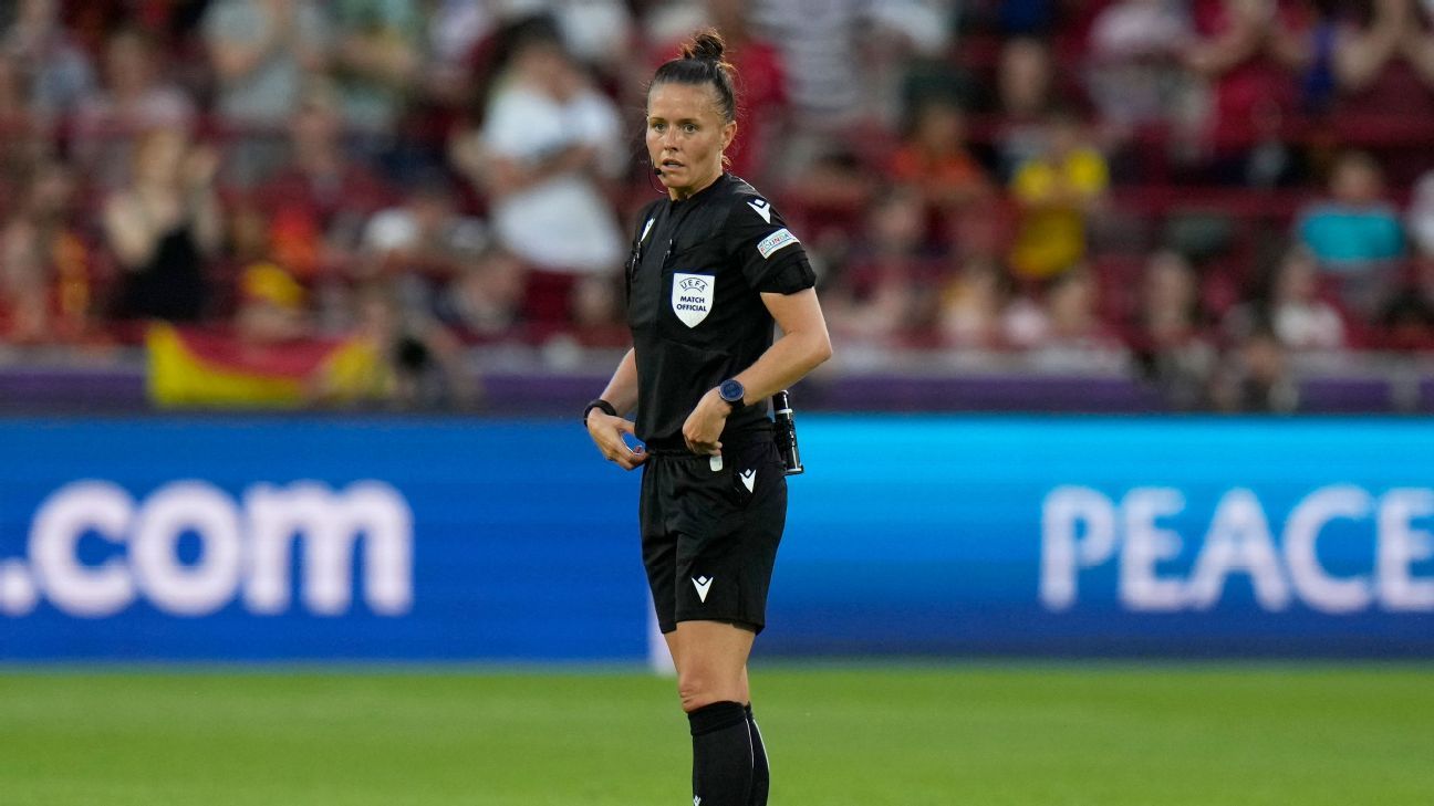 Rebecca Welsh, il primo arbitro donna della Premier League