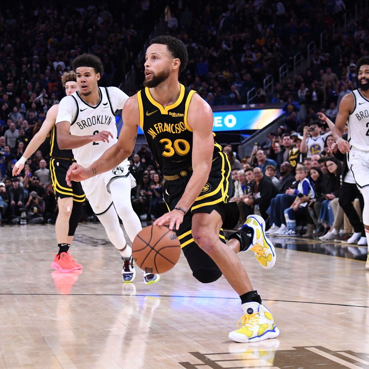 Stephen Curry helps Warriors fend off Nets, 124-120