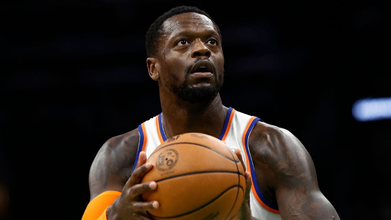 Knicks’ Julius Randle suffers dislocated proper shoulder vs. Warmth