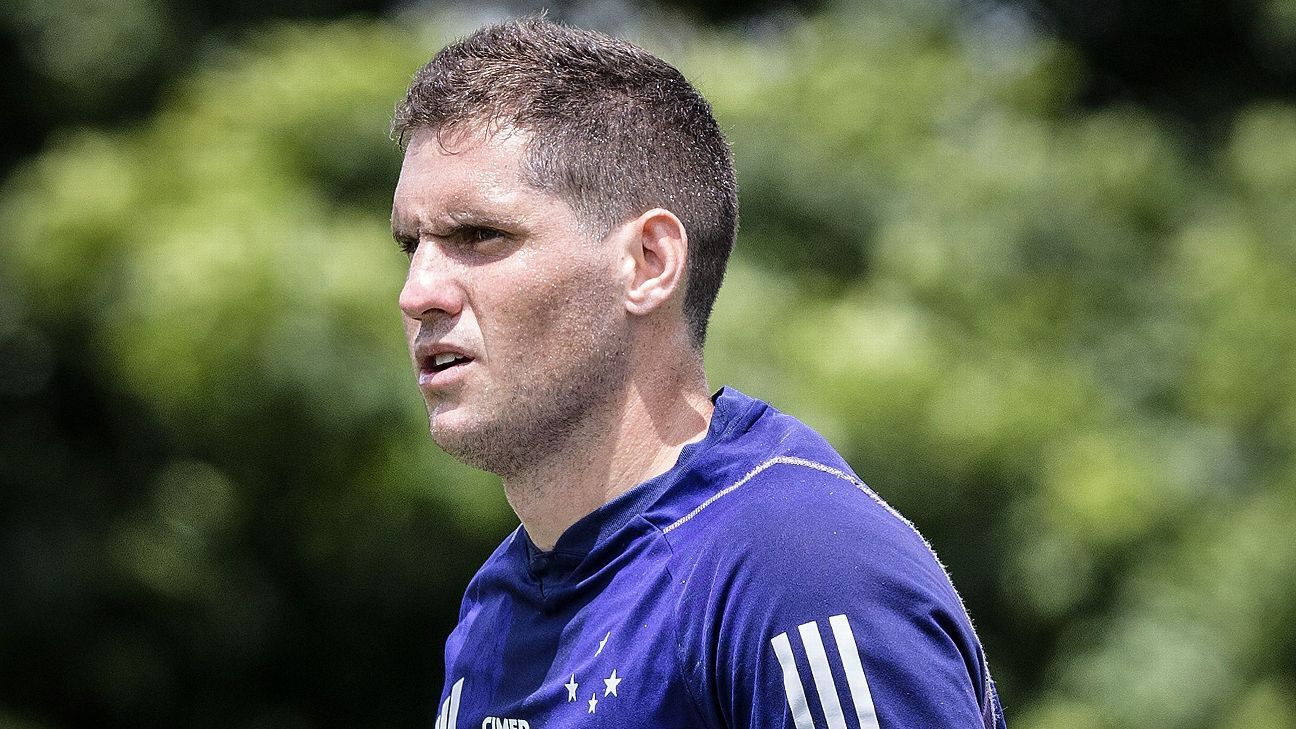 Goleiro Rafael Cabral busca novo clube para temporada de 2025 no futebol.