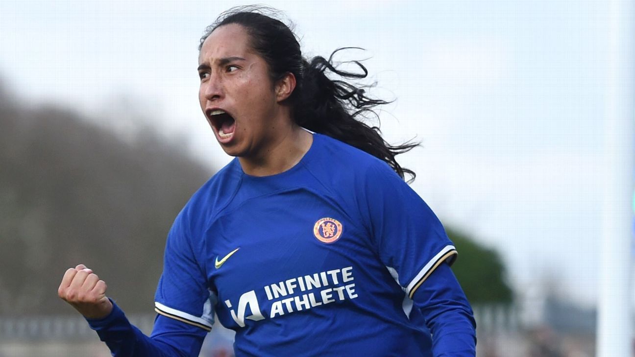 Mayra Ramírez wins applause from her coach at Chelsea for her goal