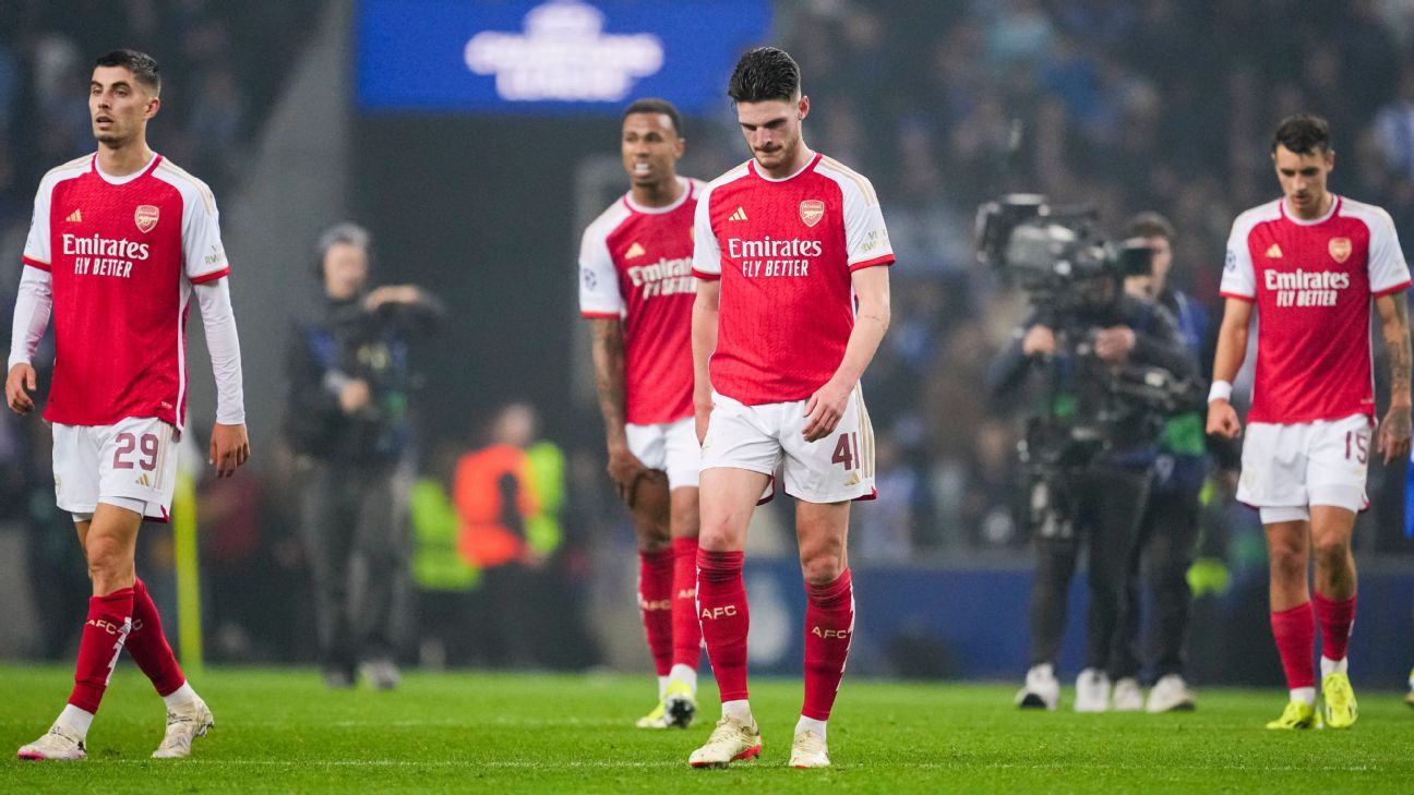 Jogadores do Arsenal logo após a derrota para o Porto na primeira partida das oitavas de final entre as duas equipes (Foto: MIGUEL RIOPA / AFP)