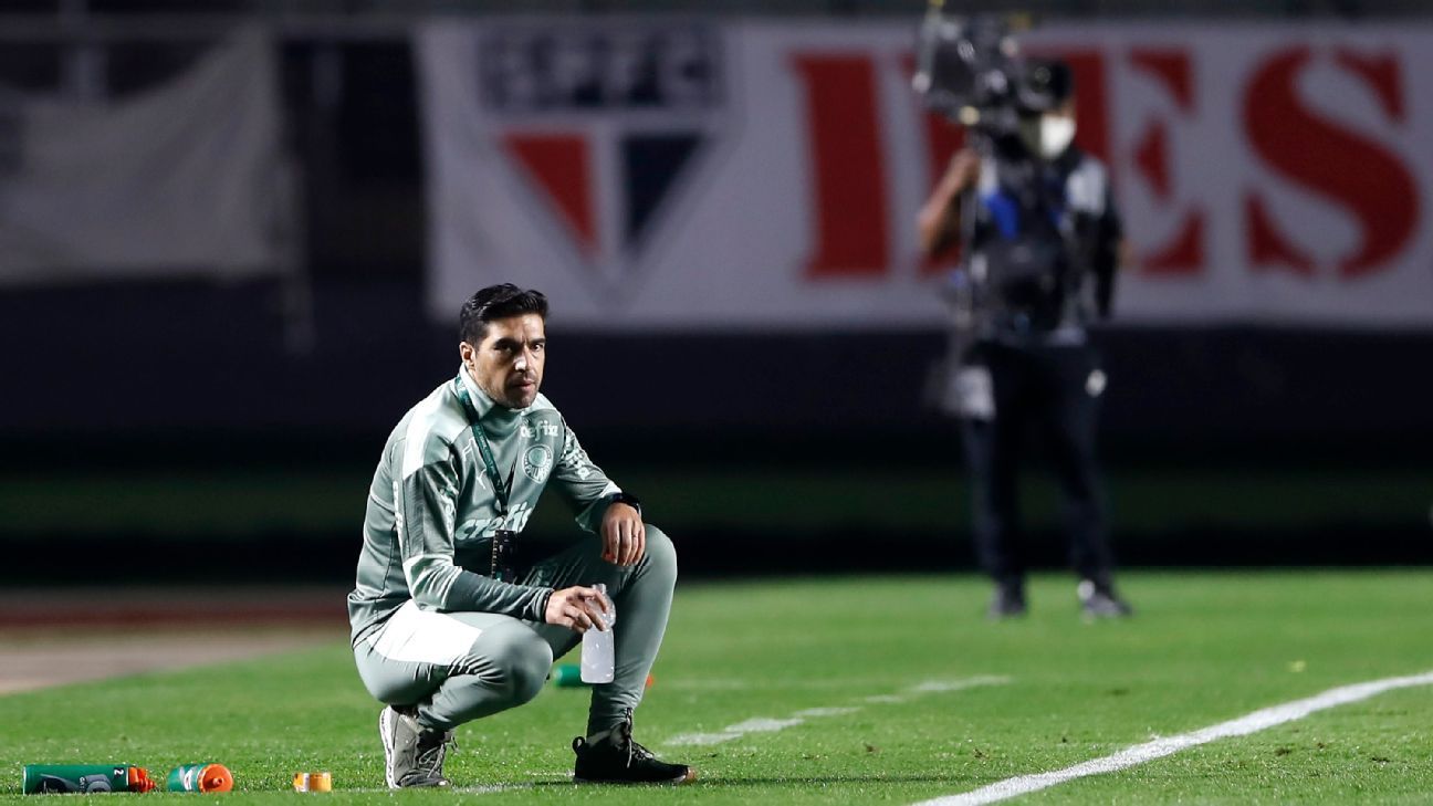 Abel, técnico do Palmeiras, enfrenta desafios contra o São Paulo.