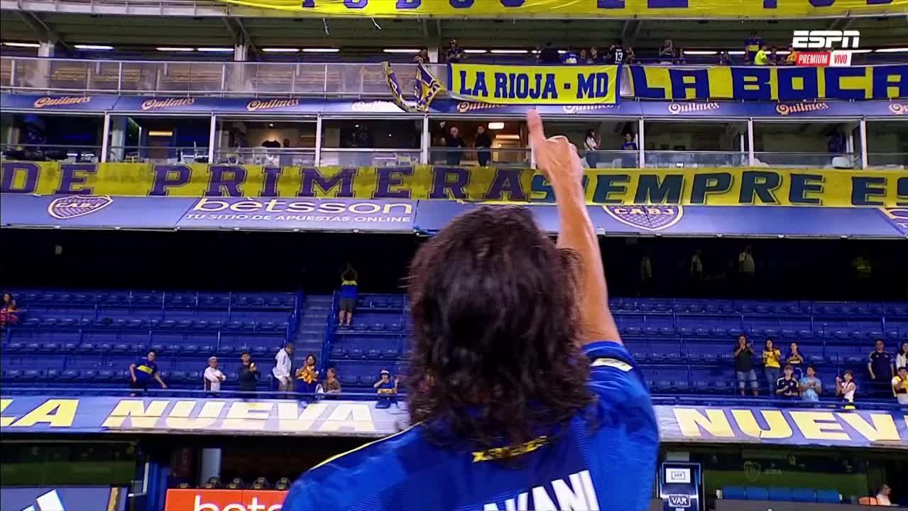 Greeting distance between Cavani and Riquelme after the Uruguayan's hat-trick