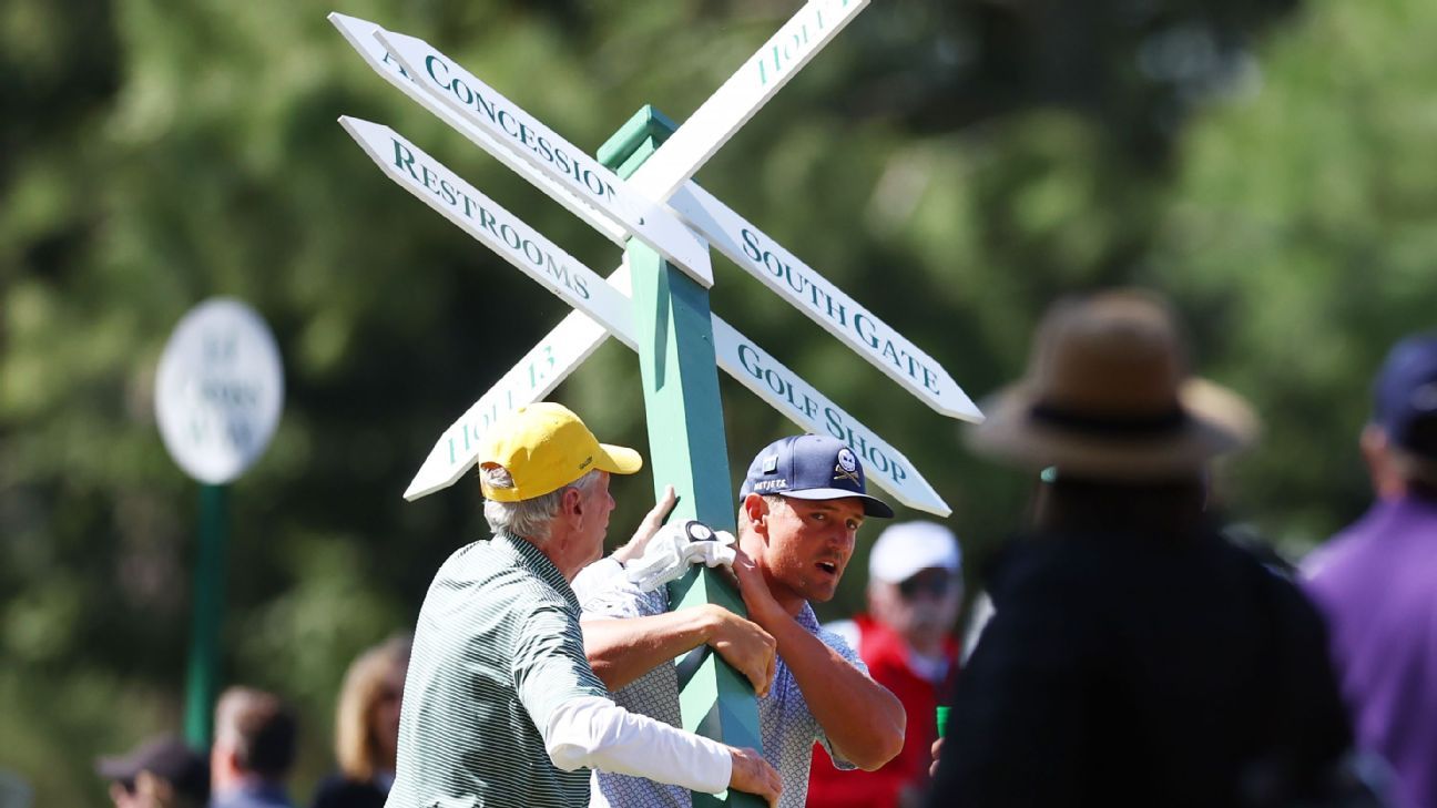 Bryson DeCambeau sposta il marcatore durante la buca 13 del Masters